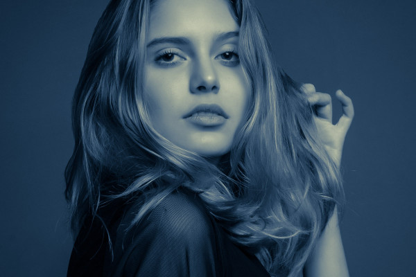 Preajuste para looks de moda y belleza (Lightroom, Camera Raw): 18 | Azul claro