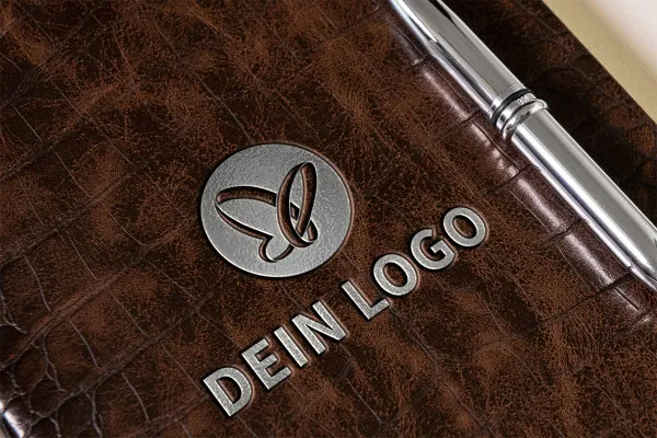 Photoshop mockup skabelon til logoer: sølv prægning på læder