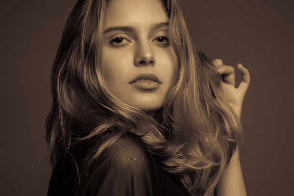 Preajuste para looks de moda y belleza (Lightroom, Camera Raw): 20 | Marrón oscuro