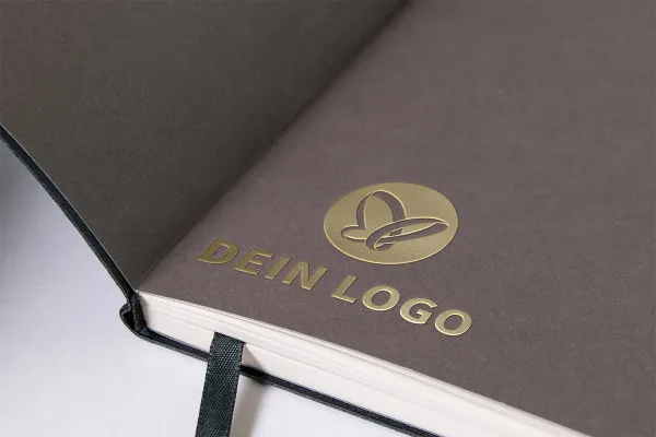 Photoshop-Mockup-Vorlage für Logos: goldenes Relief in einem Buch