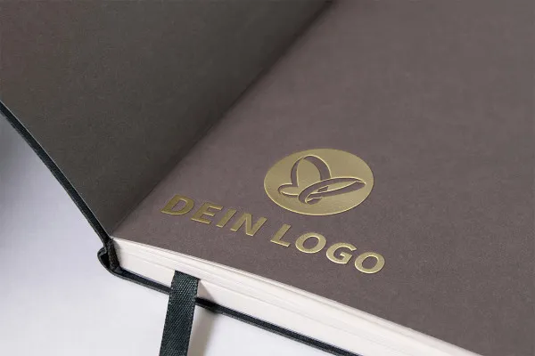 Photoshop-Mockup-skabelon til logoer: gylden relief i en bog