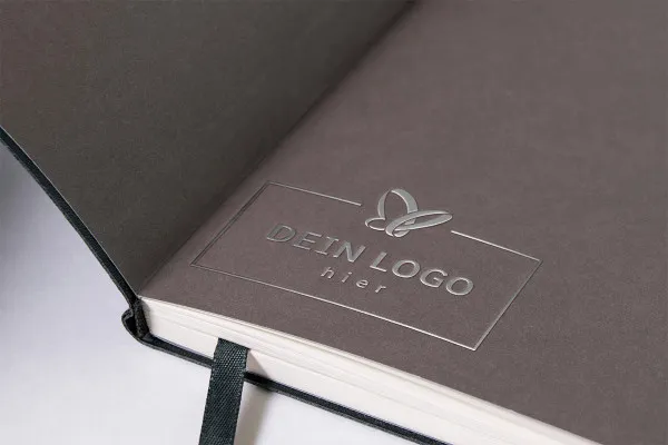 Photoshop-Mockup-Vorlage für Logos: silbernes Relief in einem Buch