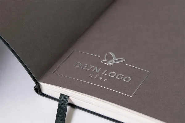 Photoshop-mockup-skabelon til logoer: sølvrelief i en bog.