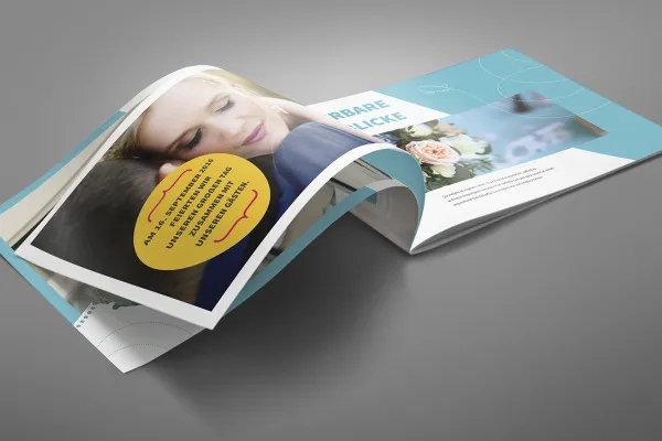 Photoshop-Mockup-Vorlage für eine Doppelseite in einem A4-Heft im Querformat – Variante 5