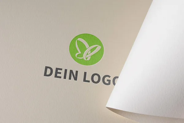 Photoshop-Mockup-skabelon til logos: blødt præg på papir