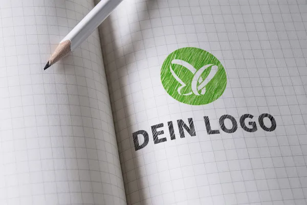 Photoshop-Mockup-skabelon til logoer: Farveblyantstegning på rutet papir.