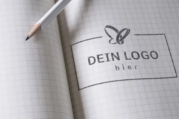 Photoshop-Mockup-skabelon til logoer: Blyanttegning på rutet papir.