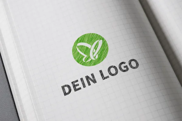 Photoshop-Mockup-Vorlage für Logos: Buntstiftzeichnung, kariertes Papier