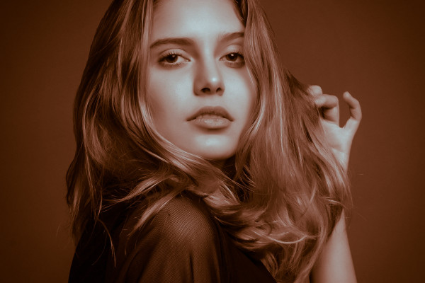 Preajuste para looks de moda y belleza (Lightroom, Camera Raw): 27 | Marrón Suave Rojo