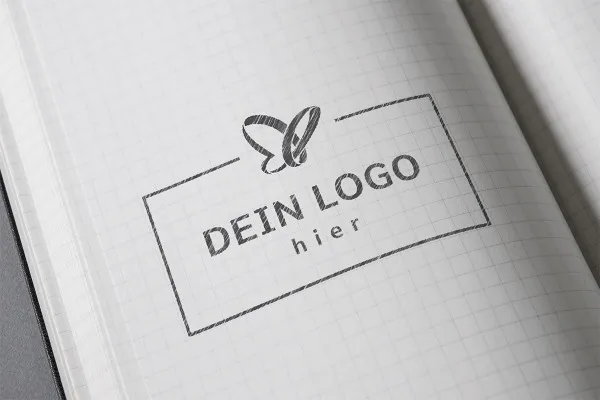 Photoshop-Mockup-Vorlage für Logos: Bleistiftzeichnung, kariertes Papier