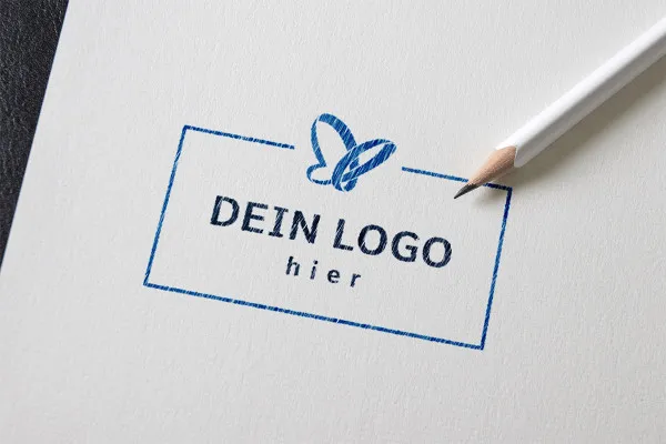 Photoshop-mockup-skabelon til logoer: stribet tegning på papir.