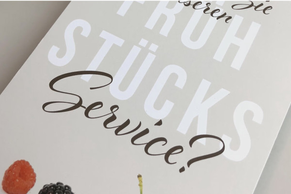 Matériel de restauration 2/3 : Concevoir une pancarte double face en InDesign (avec unboxing)