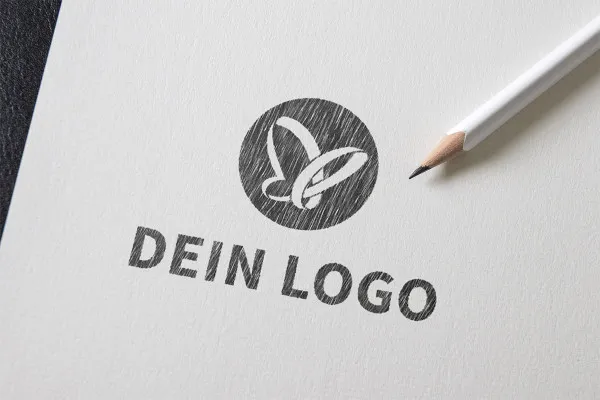 Photoshop-Mockup-skabelon til logoer: stribet blyantstegning på papir