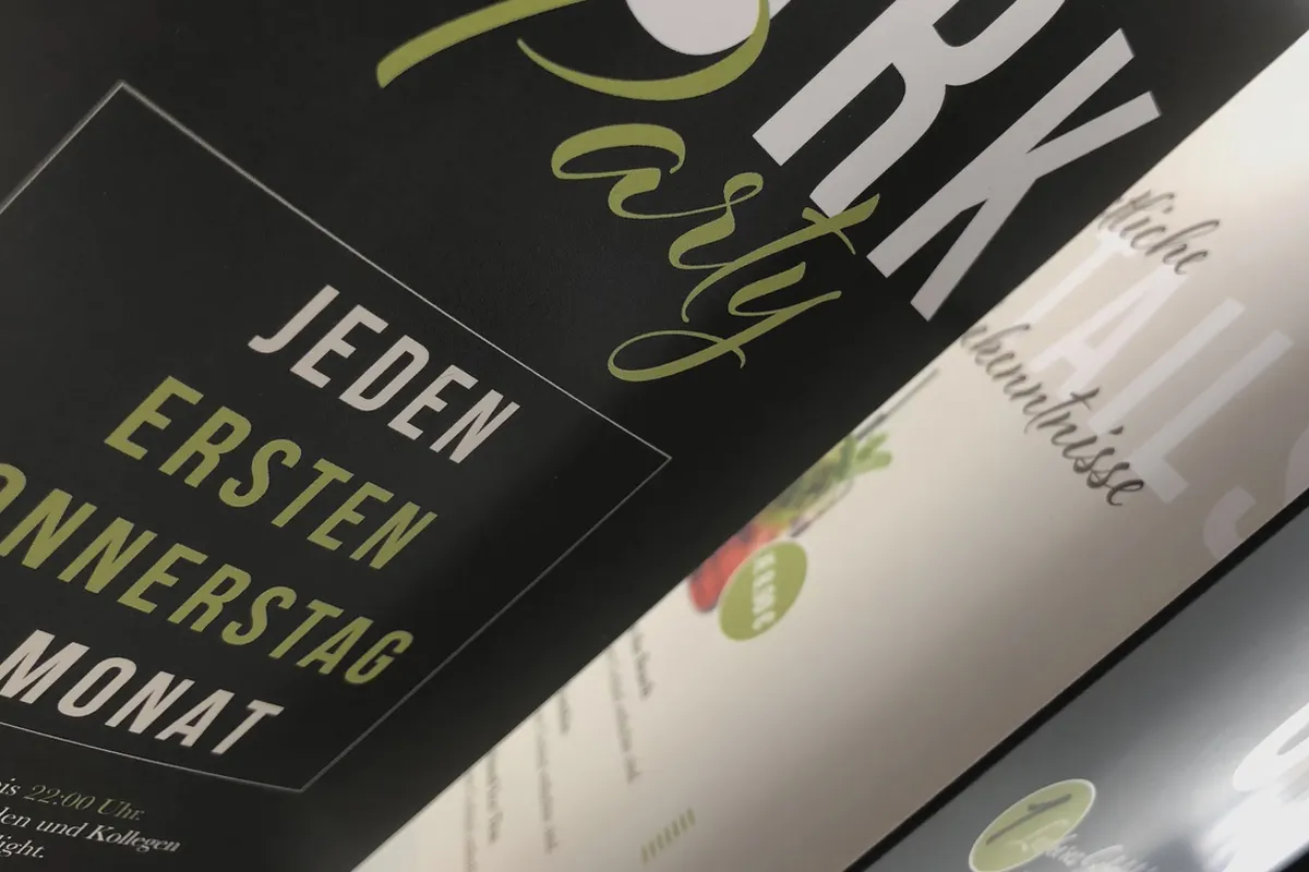 Gastronomiebedarf 3/3: Dreiseitigen Tischaufsteller in InDesign gestalten (mit Unboxing)