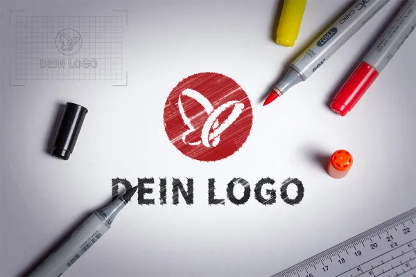 Photoshop-mockup-skabelon til logoer: Filtstift-tegning med tværstreg.