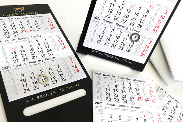 Instructions d'impression et de conception pour calendrier de table en métal sur InDesign incluant le déballage.