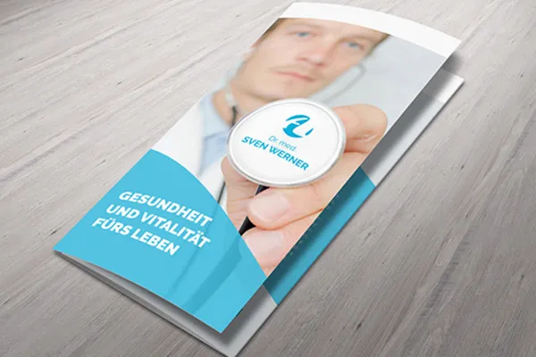 Photoshop-Mockup-Vorlage für einen Falzflyer - geschlossen