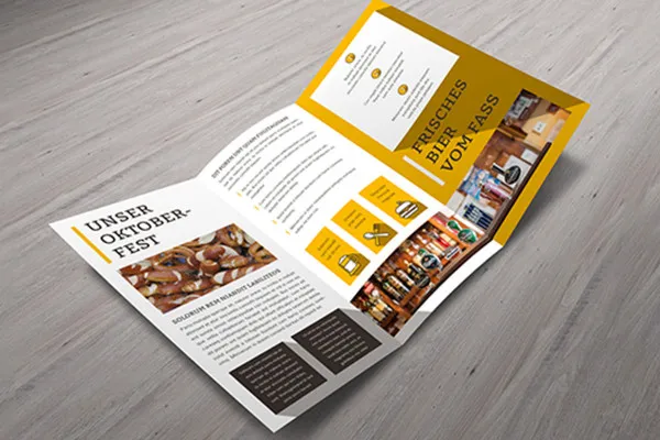 Template mockup Photoshop untuk brosur lipat - terbuka