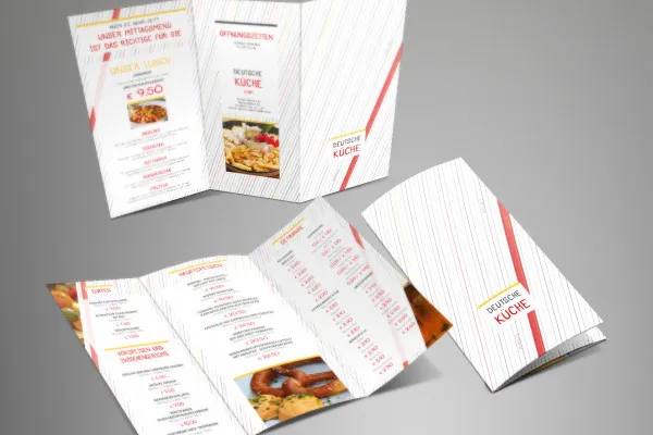 Template mockup Photoshop untuk tiga flyer lipat kecil.