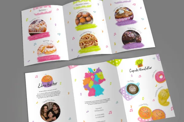 Template mockup Photoshop untuk selempang lipat 2 segmen ukuran A5 dalam format potret - Versi 1