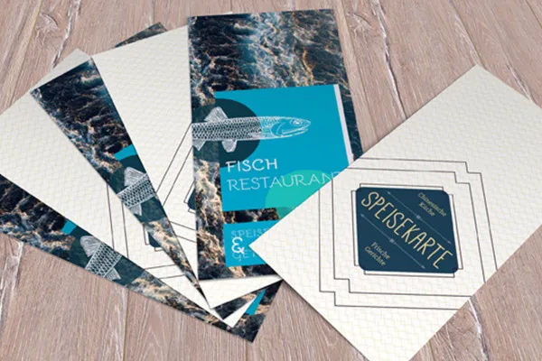 Template mockup Photoshop untuk pamflet DIN-lang berukuran 2 halaman dalam format potret.