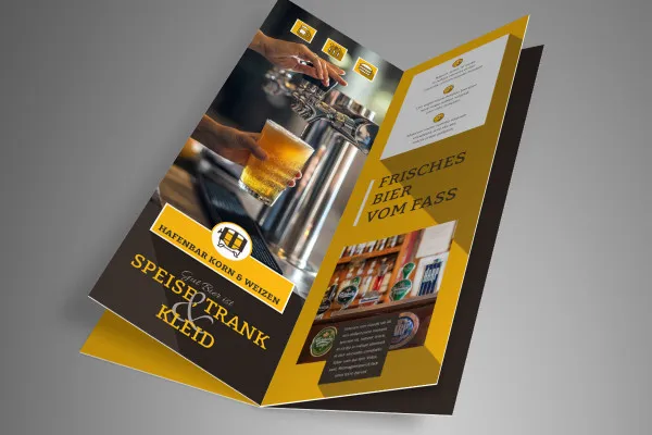Template mockup Photoshop untuk kartu lipat A4 multi-halaman dalam format potret - Varian 1