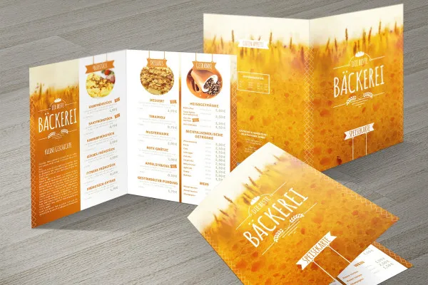 Template mockup Photoshop untuk tiga flyer lipat besar.