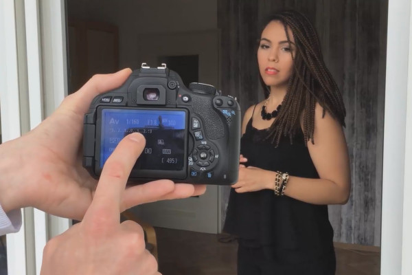 Apprendre à photographier - le grand cours de photographie : 11.2 Photographier des portraits à la lumière de la fenêtre
