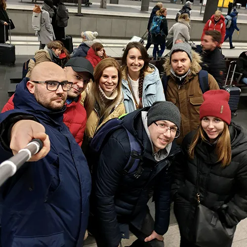 Ankunft am Bahnhof – auf geht es zur Weihnachtsfeier!