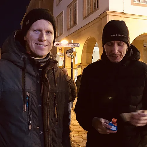 Stefan Petri e Jens Hammerschmidt no mercado de Natal