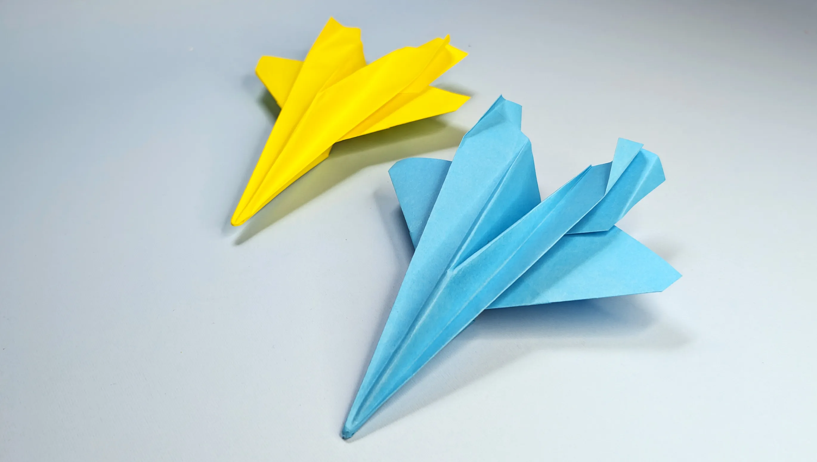 Stap-voor-stap handleiding om een vliegtuig van papier te vouwen. Stap 6