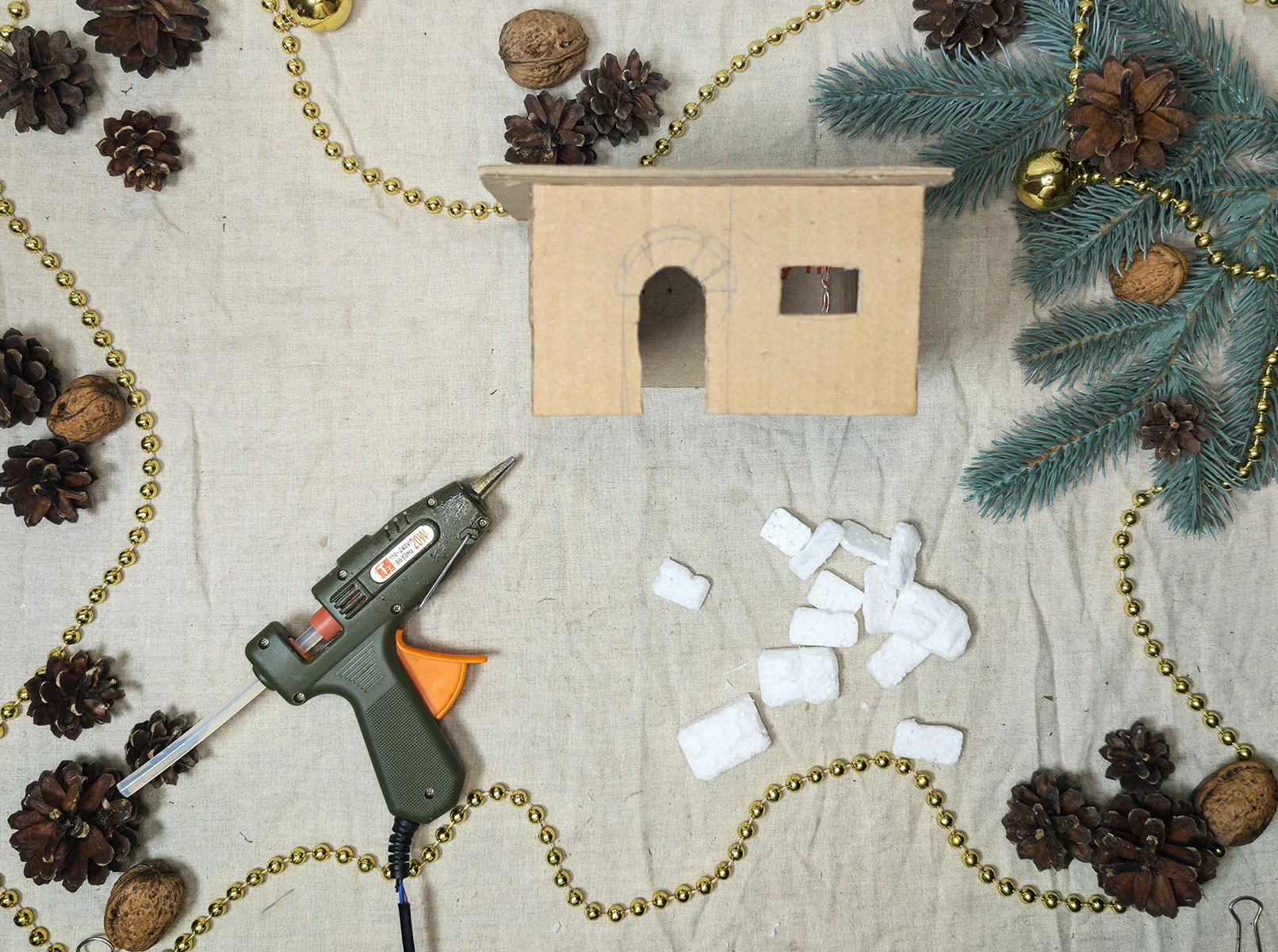 Petunjuk langkah demi langkah untuk membangun rumah Natal: Gambar 4