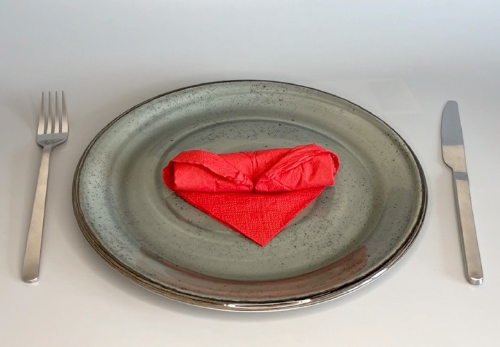 Doblar la servilleta en forma de corazón: La variante fácil para principiantes