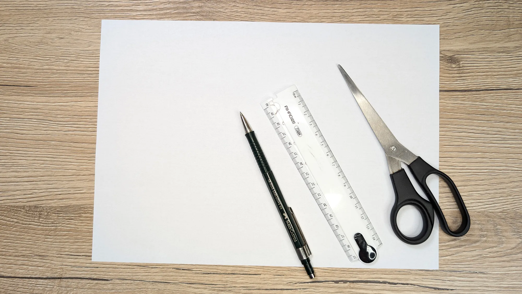 helikopter-fleche-bricolage-etape-1.jpg Fabriquer une flèche hélicoptère Étape 1 : matériaux nécessaires - Ciseaux, règle, crayon, papier
