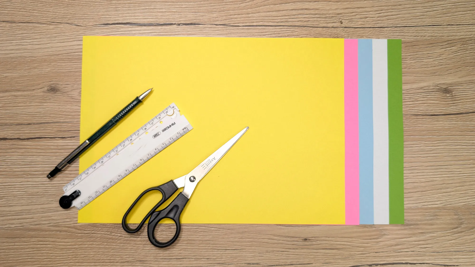 unendliches-papier-rad-basteln-schritt-1.jpg Unendliches Papier-Rad Schritt 1: Materialien für das Papier-Rad