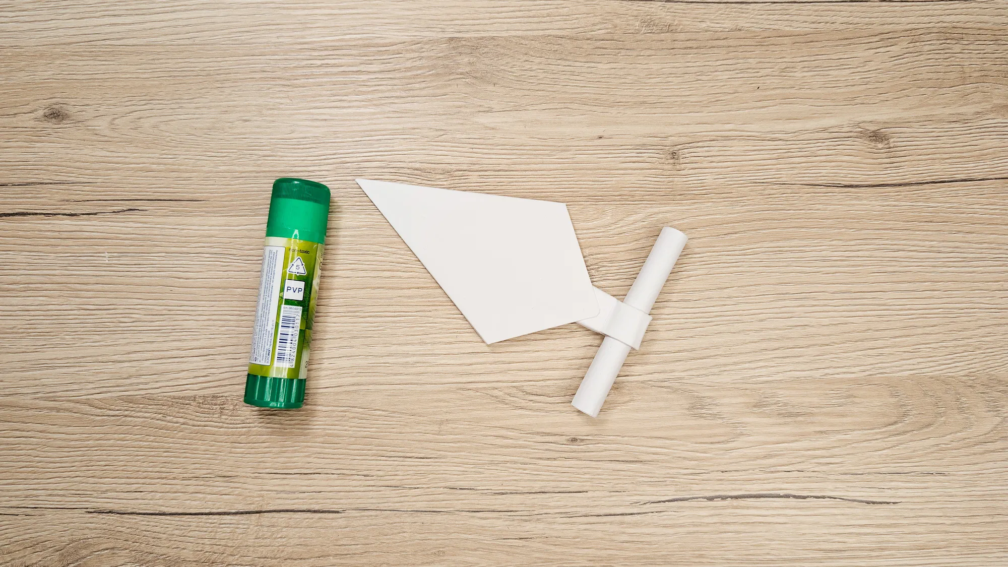 faustmesser-aus-papier-basteln-schritt-6.jpg Faustmesser aus Papier Schritt 6: Klingen und Griff zusammenkleben und verzieren