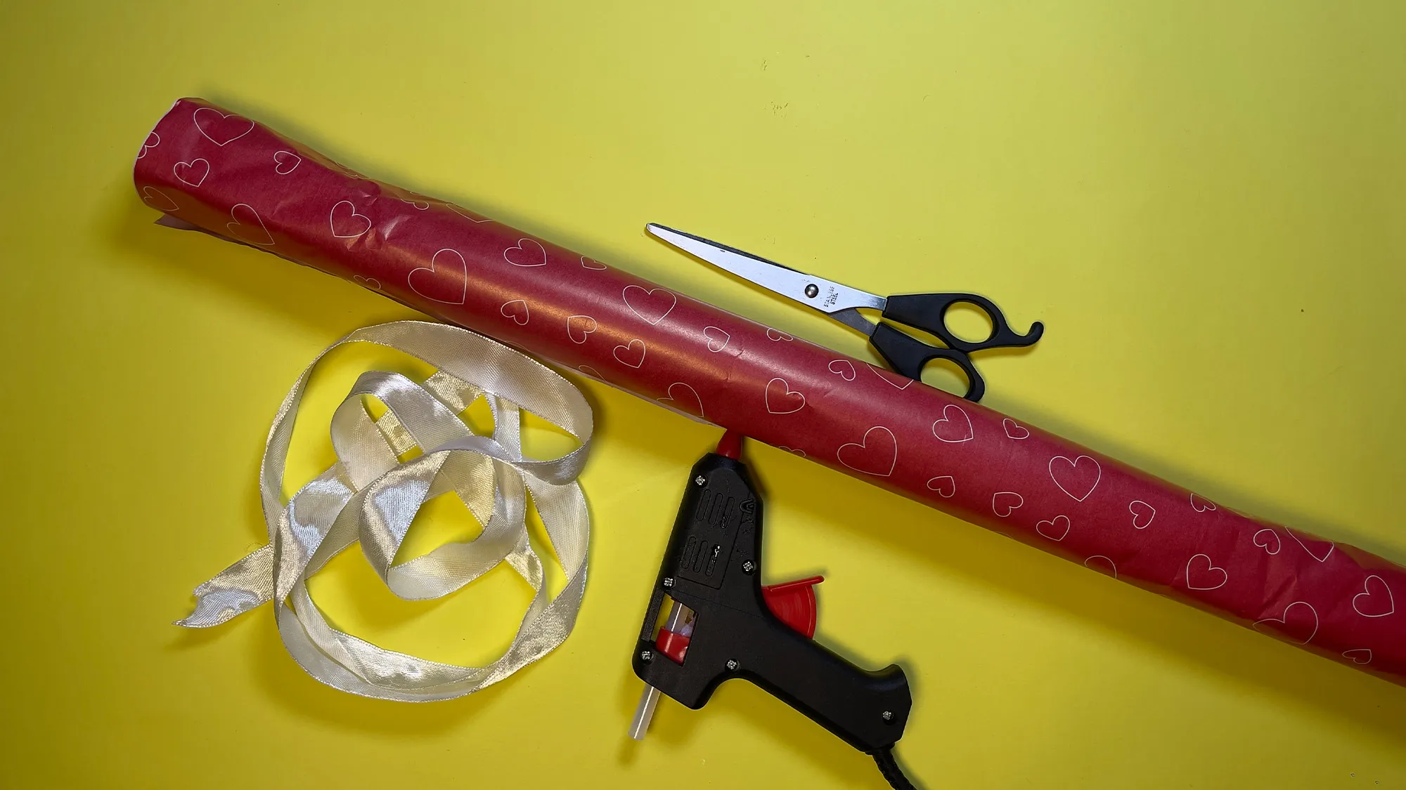 kreative-geschenkverpackung-basteln-schritt-1.jpg Kreative Geschenkverpackung basteln Schritt 1: Geschenkpapier, Schere, Klebeband und Band bereitlegen