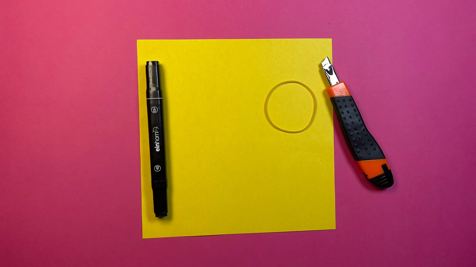 Papierflieger basteln Schritt 1: Alle Bastelmaterialien bereitlegen