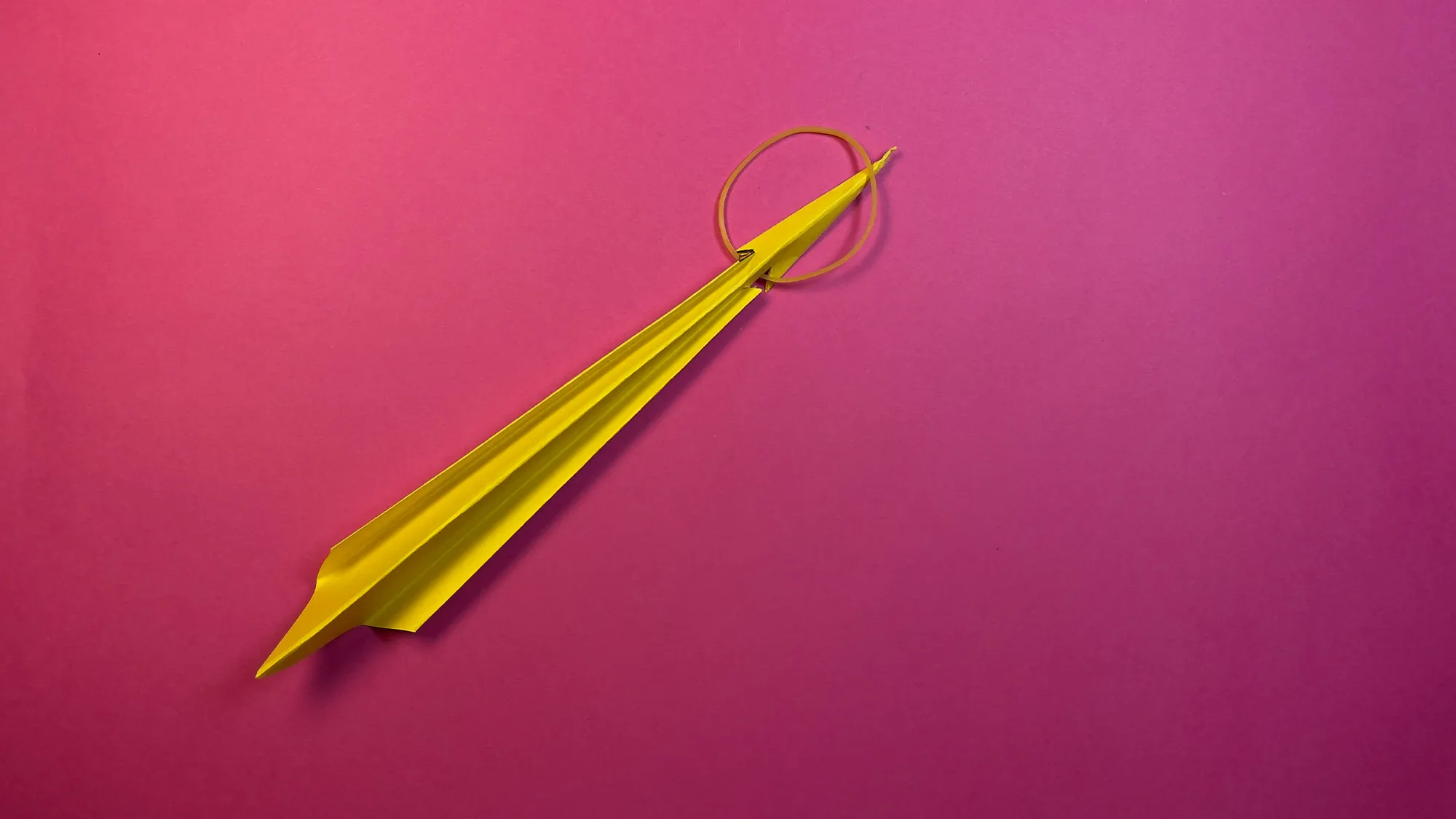 Papierflieger basteln Schritt 4: Fertiger Papierflieger bereit zum Fliegen