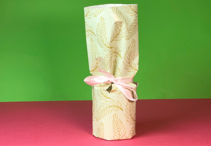 Kerze als Geschenk verpacken: einfache & elegante Papierverpackung mit Schleife