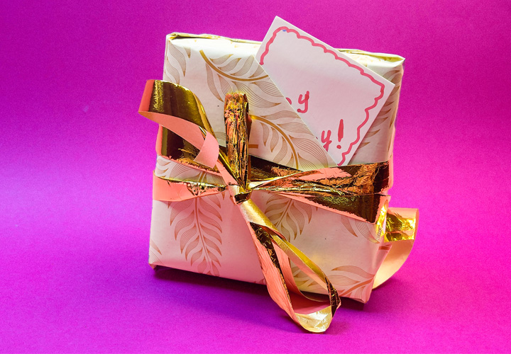 Elegante Geschenkverpackung mit süßer Notiz: einfache DIY-Idee zum Nachmachen