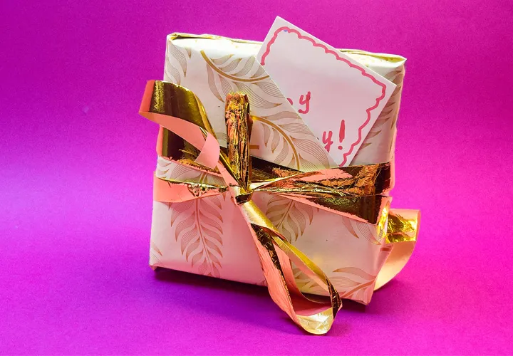 Elegante Geschenkverpackung mit süßer Notiz: einfache DIY-Idee zum Nachmachen