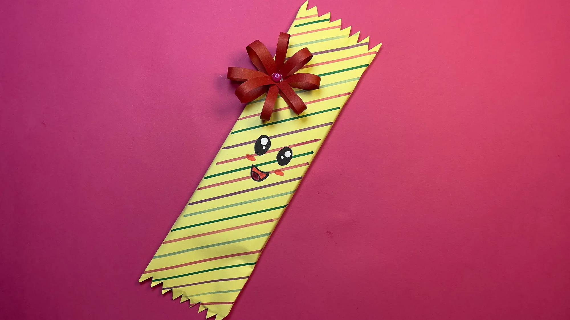 suesse-schokoladen-geschenkverpackung-schritt-3.jpg Süße Schokoladen-Geschenkverpackung Schritt 3: Süßes Gesicht auf Schokolade malen und Geschenk fertigstellen