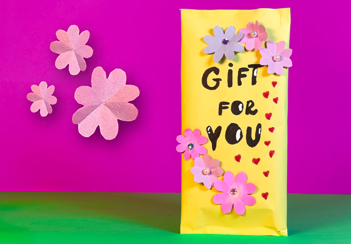 Schokoladenverpackung mit Blumen: DIY-Idee für Geschenk mit Foto- & Videoanleitung