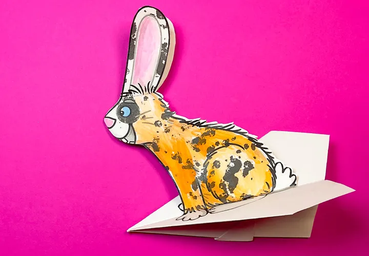 Hase auf Papierflieger: lustige Bastelidee für Kinder mit Anleitung
