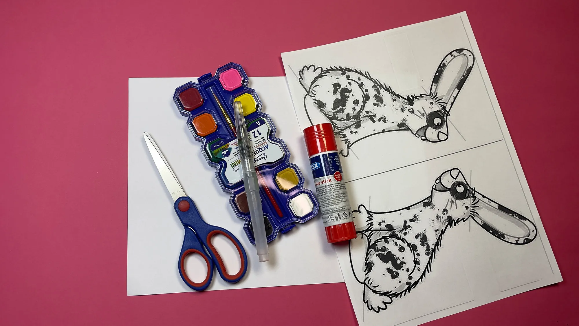 Hase auf Papierflieger Schritt 1: Materialien für das Bastelprojekt bereitgelegt – Papier, Schere, Stifte und Kleber.