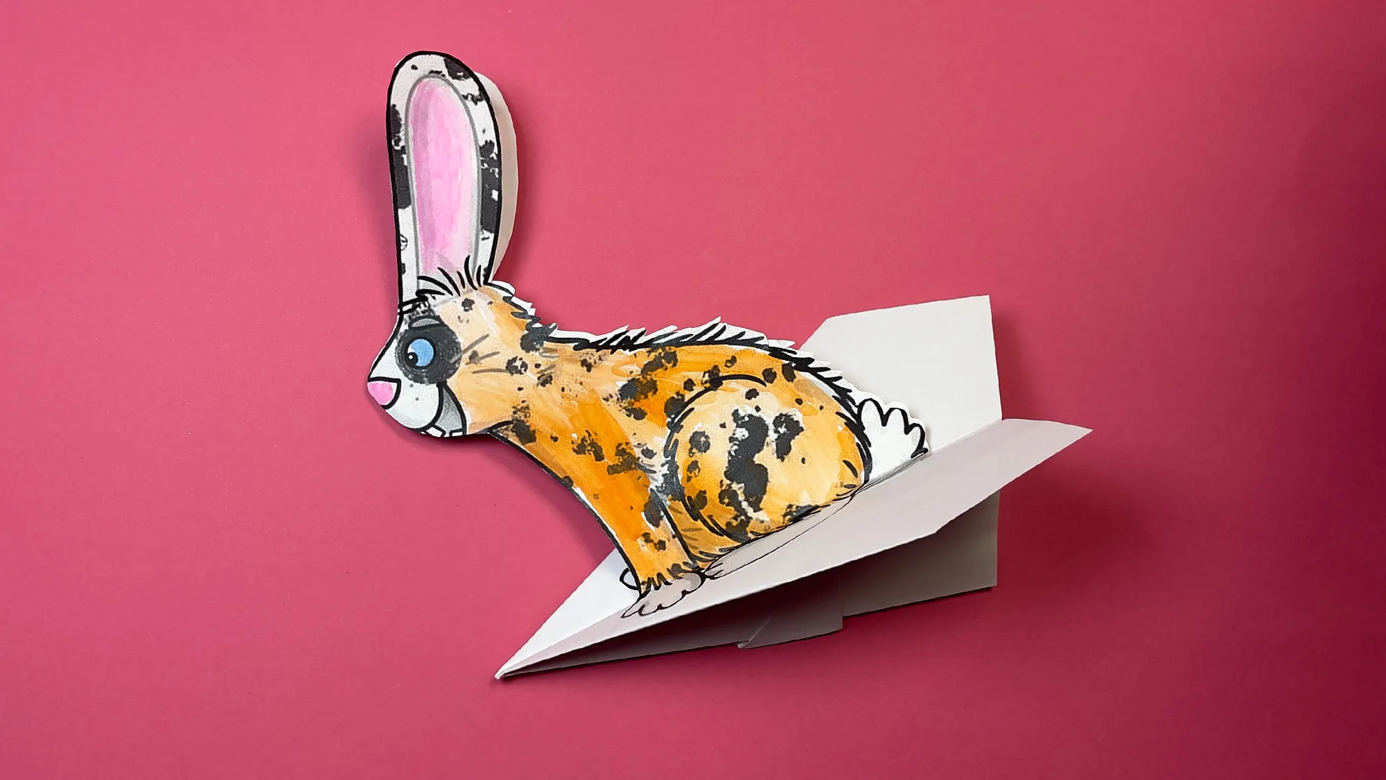 Hase auf Papierflieger Schritt 5: Bemalter Papierhase auf den Flieger geklebt und startklar zum Abheben