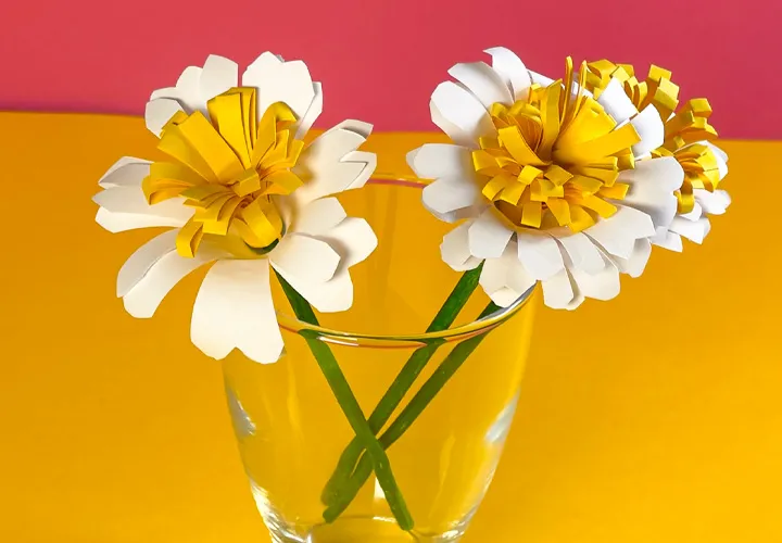 Papier-Gänseblümchen basteln: einfache DIY-Blumen für Geschenke