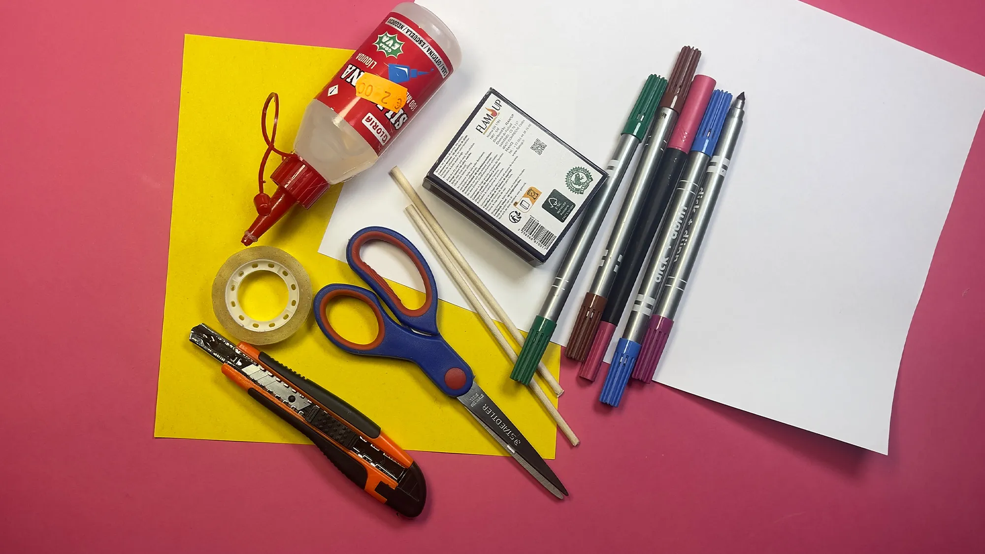 Streichholzschachtel-Autospiel basteln Schritt 1: Alle Materialien wie Streichholzschachtel, Papier, Holzstäbchen, Schere und Kleber bereitgelegt