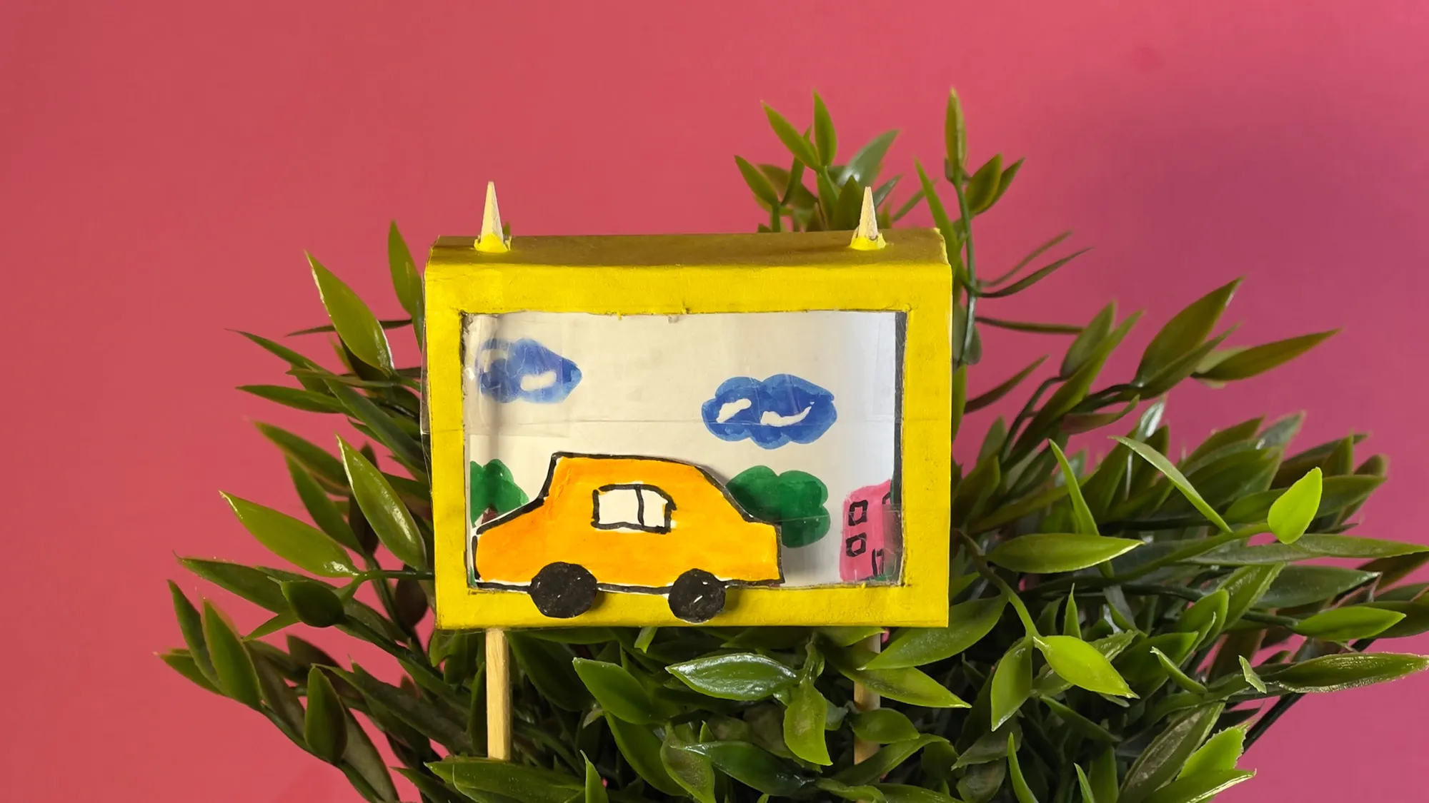 Streichholzschachtel-Autospiel basteln Schritt 5: Fertiges Autospiel mit drehendem Straßenhintergrund und Auto auf der Folie